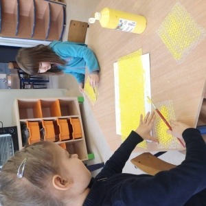 Uczniowie pracują nad plastrami miodu