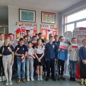 Uczniowie śpiewają Hymn Polski