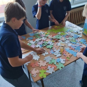 Uczniowie układają puzzle