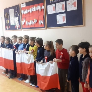 Uczniowie śpiewają Hymn Polski