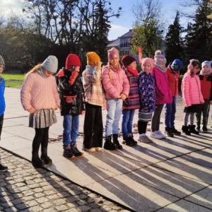 Uczniowie przy Pomniku Czynu Polaków