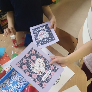 Uczniowie wykonują kartki na Dzień Babci i Dziadka